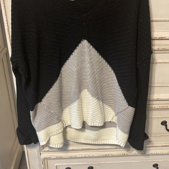 Woman’s High-low  Sweater - Picture 3 of 8